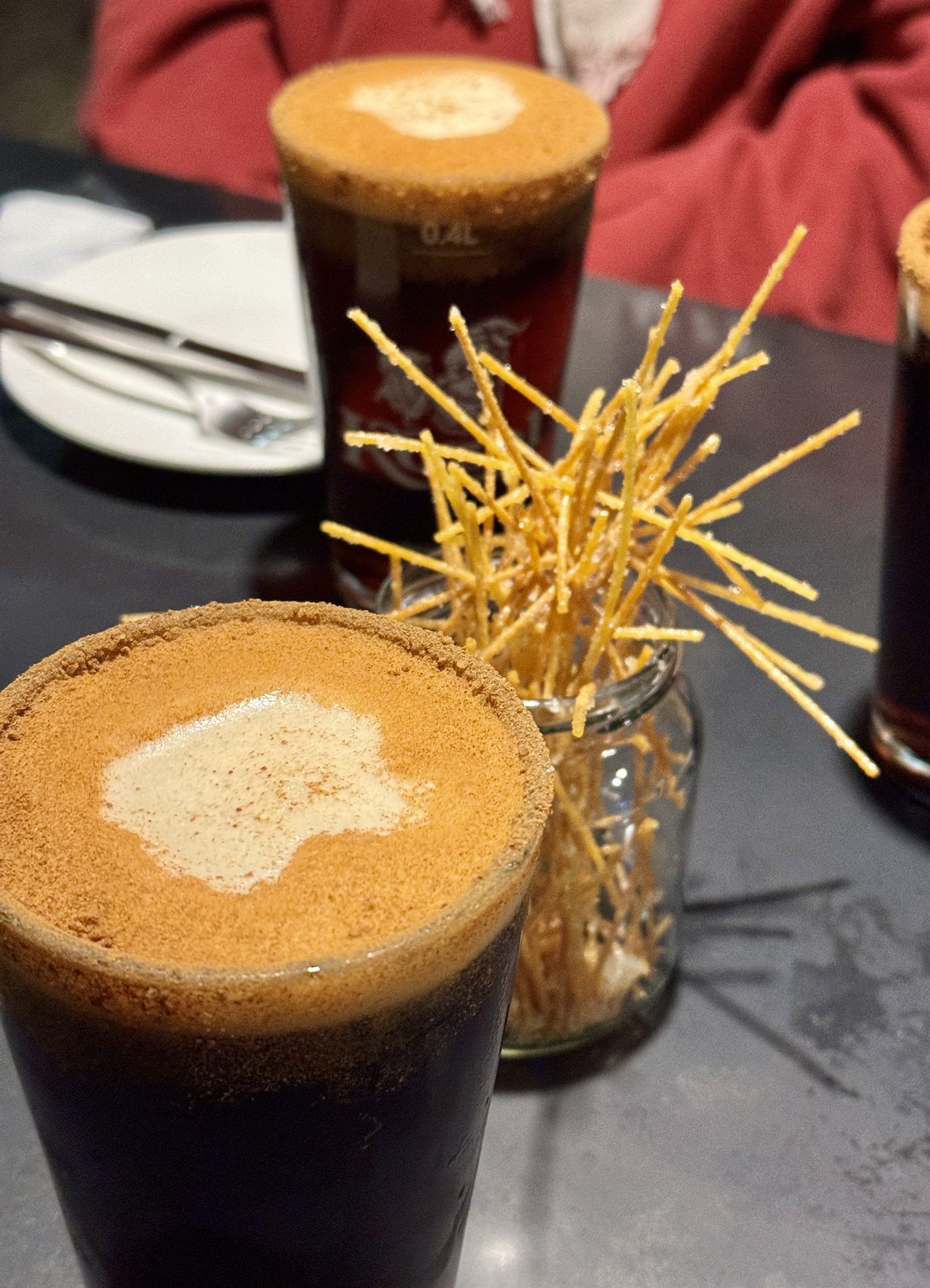크리미한 거품의 코젤 다크 흑맥주